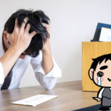 頭を抱える男性